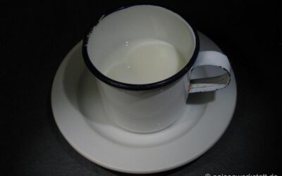 125 ml Milch in Blechtasse