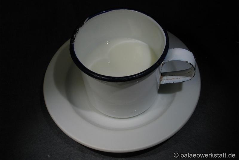 125 ml milk in an enamel mug