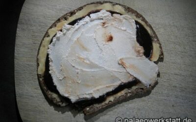 Schwarzbrot mit Rübenkraut und Quark